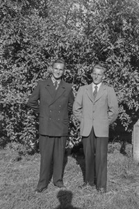  Lata 50. XX wieku. Józef Horodko (z prawej) z Mołodycza ze swoim kolegą Franciszkiem Winiarzem