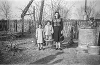 Lata 50. XX wieku. Aniela Wójcik z Mołodycza ze swoimi dziećmi