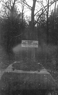 Lata 60. XX wieku. Zbiorowa mogiła zamordowanych przez UPA mieszkańców Mołodycza na cmentarzu w Radawie