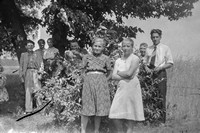 Lata 50. XX wieku. Grupa młodzieży z Mołodycza w cieniu lipy