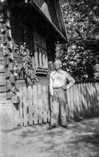 Lata 70. XX wieku. Franciszek Hubacz z Mołodycza obok rodzinnego domu