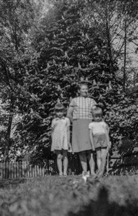 Lata 70. XX wieku. Cecylia Hubacz z Mołodycza z dziećmi