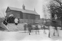 Lata 70. XX wieku. Moment wynoszenia trumny ze zmarłym z kościoła pw. Niepokalanego Serca NMP w Mołodyczu