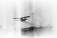 Lata 70. XX wieku. Samolot dwupłatowy rozsiewa nawóz na polach IGLOPOLU