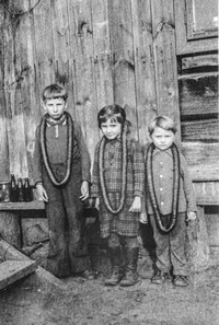 Lata 70. XX wieku. Dzieci Franciszka Hubacza z Mołodycza z kiełbasami na szyi
