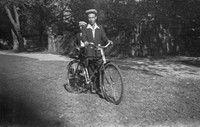 Lata 50. XX wieku. Młody mężczyzna z Mołodycza z rowerem
