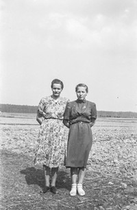 Lata 50. XX wieku. Aniela Adamiec (z lewej) z Mołodycza ze swoją kuzynką