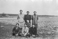 Lata 50. XX wieku. Aniela Adamiec (pierwsza z lewej) z Mołodycza z grupą przyjaciół