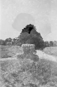 Lata 60. XX wieku. Zabytkowy krzyż w Mołodyczu - Hojsakach