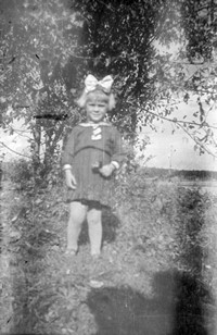 Lata 60. XX wieku. Portret małej dziewczynki z kokardą
