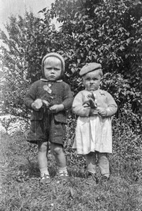 Lata 60. XX wieku. Dwoje dzieci na tle zieleni
