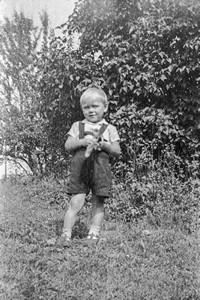 Lata 60. XX wieku. Mały chłopiec w krótkich spodenkach