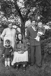 Lata 50. XX wieku. Anna Buniowska z Mołodycza z córką Jadwigą i jej rodziną