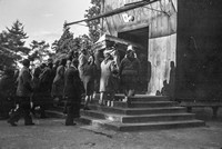 Lata 70. XX wieku. Kondukt pogrzebowy wchodzi do kościoła pw. Niepokalanego Serca NMP w Mołodyczu
