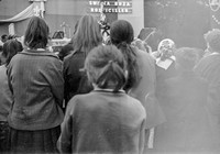 1971. Ołtarz na placu kościelnym w dniu nawiedzenia obrazu Matki Boskiej Częstochowskiej parafii Mołodycz