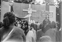 1971. Biskup Ignacy Tokarczuk przemawia w dniu nawiedzenia obrazu Matki Boskiej Częstochowskiej parafii Mołodycz