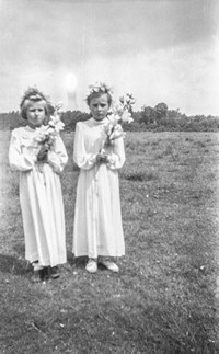 Lata 60. XX wieku. Dziewczynki w strojach komunijnych pozują do pamiątkowego zdjęcia