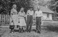 Lata 70. XX wieku. Cecylia i Franciszek Hubacz z rodzicami Franciszka (w środku)
