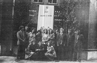 Lata 70. XX wieku. Grupa młodzieży z Mołodycza przed jednym z ołtarzy Bożego Ciała