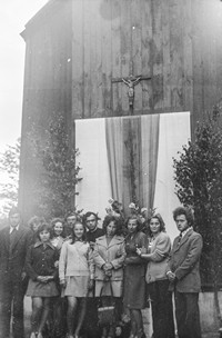 Lata 70. XX wieku. Grupa młodzieży z Mołodycza przed jednym z ołtarzy Bożego Ciała