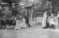 Lata 70. XX wieku. Powitanie dzieci pierwszokomunijnych przed kościołem w Mołodyczu