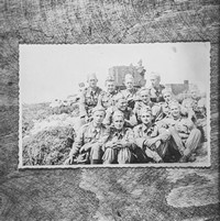 Lata 70. XX wieku. Fotografia pamiątkowego zdjęcia z wojska Franciszka Hubacza (pierwszy z lewej) z Mołodycza