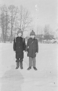 Lata 60. XX wieku. Dzieci idące do szkoły