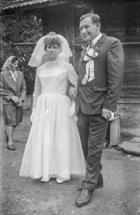 Lata 60. XX wieku. Aniela Hubacz i Marian Rokosz z Mołodycza w dniu ich ślubu