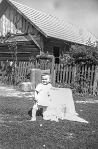 Lata 60. XX wieku. Dziecko przy stoliku