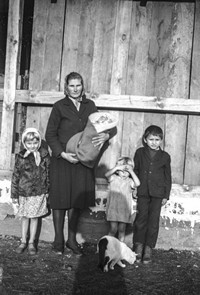 Lata 60. XX wieku. Cecylia Hubacz z Mołodycza ze swoimi dziećmi