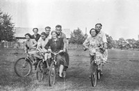 Lata 50. XX wieku. Grupa młodzieży z Mołodycza na rowerach