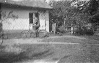 Lata 60. XX wieku. Mężczyzna na rowerze