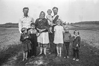 Lata 60. XX wieku. Agata Hubacz z Mołodycza synami i ich dziećmi