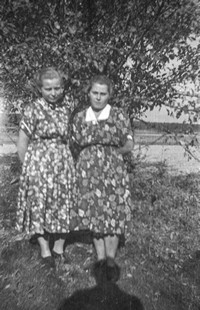 Lata 50. XX wieku. Jadwiga Buniowska (z lewej) z sąsiadką Anną Cienką