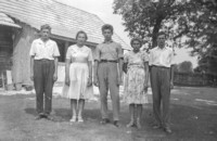 Lata 50. XX wieku. Władzia Saramak (druga od lewej) z Mołodycza z bratem Jankiem i przyjaciółmi