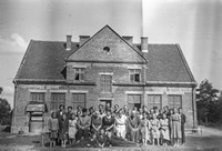 1956. Przed Szkołą Podstawową w Mołodyczu