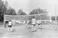 Lata 70. XX wieku. Mecz piłki siatkowej na boisku szkoły w Mołodyczu
