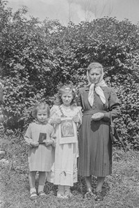 Lata 60. XX wieku. Stasia Kardynał z Mołodycza z mamą i siostrą