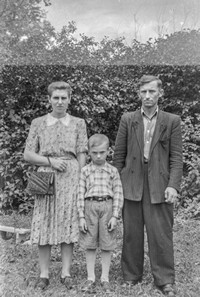 Lata 50. XX wieku. Maria i Jan Arian z Mołodycza z synem