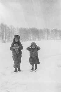 Lata 60. XX wieku. Stasio i Gienia Hubacz z Mołodycza na śniegu