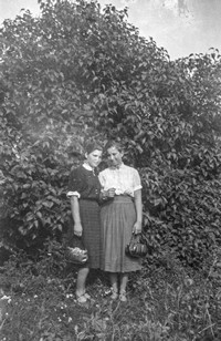Lata 50. XX wieku. Janina Rokosz (z lewej) i Weronika Rokosz z Radawy