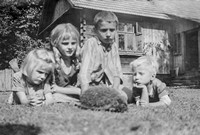 Lata 60. XX wieku. Dzieci Franciszka Hubacza z Mołodycza oglądają jeża