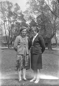 Lata 50. XX wieku. Stanisława Sokół (od lewej) i Maria Wójtowicz z Mołodycza