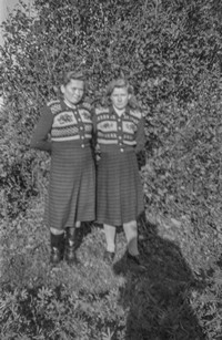 Lata 50. XX wieku. Koleżanki: Karolina Zagrobelna (z lewej) i Aniela Zagrobelna z Mołodycza