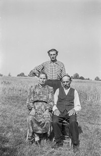 Lata 50. XX wieku. Jan Sosnowy z Mołodycza-Kaczmarzy z rodzicami