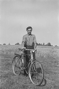 Lata 50. XX wieku. Jan Sosnowy z Mołodycza-Kaczmarzy z rowerem