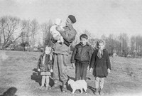 Lata 60. XX wieku. Franciszek Hubacz z Mołodycza ze swoimi dziećmi 