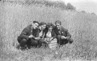 Lata 50. XX wieku. Stanisław Wójtowicz (z lewej) i Jan Szwajczak z Mołodycza z siostrami Furmanik