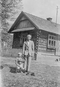 Lata 70. XX wieku. Franciszek Hubacz z Mołodycza ze swoimi dziećmi