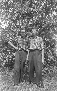 Lata 50. XX wieku. Marian Rokosz i Roman Sokół z Mołodycza (z prawej)